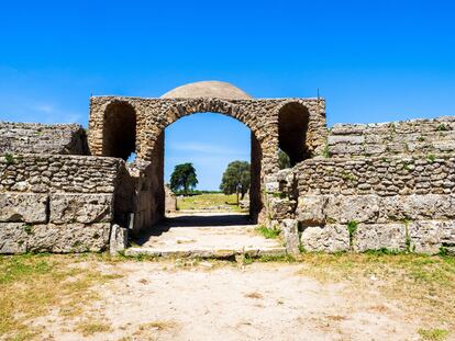 Entrada al anfiteatro de Paestum en Salerno, Italia.