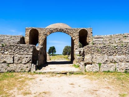 Entrada al anfiteatro de Paestum en Salerno, Italia.