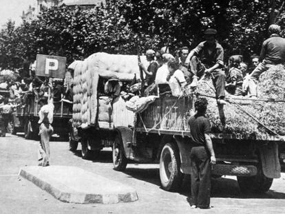 Voluntaris prenen posicions Barcelona el 1936 per defensar la República.