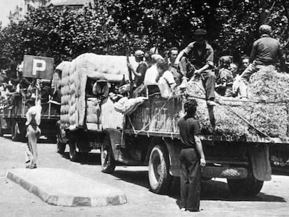 Voluntaris prenen posicions Barcelona el 1936 per defensar la República.