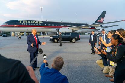 El expresidente Donald Trump habla con los periodistas después de salir de la cárcel del condado de Fulton.