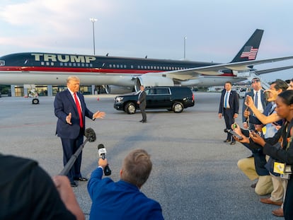 El expresidente Donald Trump habla con los periodistas después de salir de la cárcel del condado de Fulton.