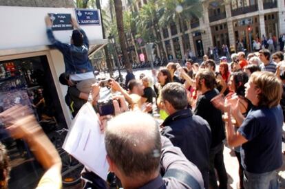 El Movimiento 15-M cambia el nombre a la plaza del Ayuntamiento de Valencia.