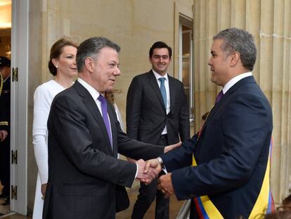 Iván Duque es recibido por Juan Manuel Santos a su llegada a la Casa de Nariño.