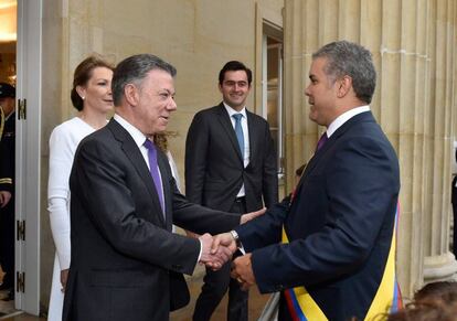 Iván Duque es recibido por Juan Manuel Santos a su llegada a la Casa de Nariño.