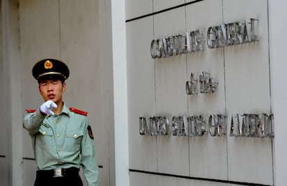 Segurança na entrada do consulado americano em Chengdu (China), nesta sexta.