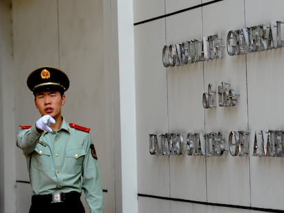 Segurança na entrada do consulado americano em Chengdu (China), nesta sexta.