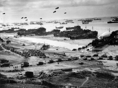Fotografía de la Segunda Guerra Mundial que muestra una vista aérea de varios buques de guerra alrededor de las playas de Normandía, en el norte de Francia.