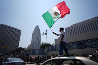 Un manifestante ondea una bandera nacional de México cerca del centro de detención metropolitano, en Los Ángeles, el lunes 9 de junio de 2025.