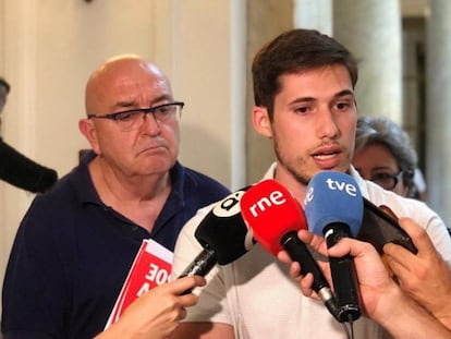 Borja Sanjuán, portavoz de los socialistas de Valencia, tras la reunión negociadora de este lunes. 