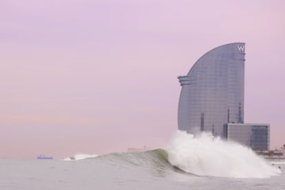 El edificio, proyectado por Ricardo Bofill, del Hotel W, situado en la playa de la Barceloneta.