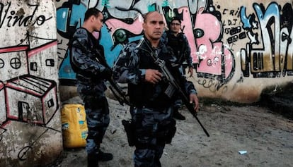 Policías vigilan el Complexo do Alemão, en Río de Janeiro, el miércoles.