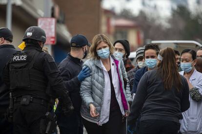 Trabajadoras del supermercado abandonan la zona del tiroteo, este lunes en Boulder, Colorado (EE UU).