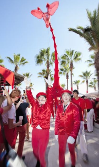 Fiesta en el Nikki Beach, en Marbella (Málaga).