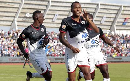 Luis Quiñónes (d) celebra uno de sus goles.