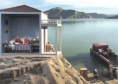 Parte de la videoinstalación 'El viaje' (2000), de Bill Viola.
'Sin título' (2001), de Rachel Whiteread (izquierda). 'Rojo, marrón, negro, verde, rojo' (1962), de Mark Rothko.