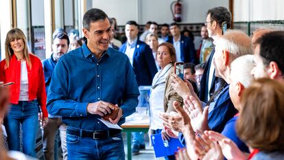 El presidente del Gobierno, Pedro Sánchez, y su esposa, Begoña Gómez, votan en el colegio de Nuestra Señora del Buen Consejo de Madrid.