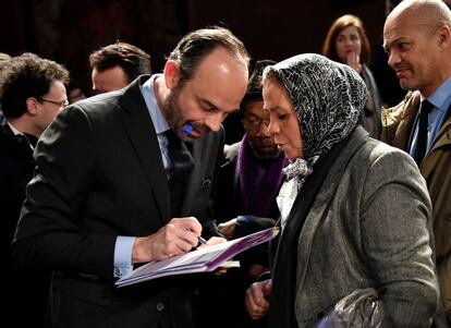 El primer ministro, Édouard Philippe, con la madre de un paracaidista francés y musulmán víctima de un ataque extremista en 2012 