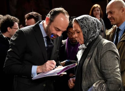 El primer ministro, Édouard Philippe, con la madre de un paracaidista francés y musulmán víctima de un ataque extremista en 2012 