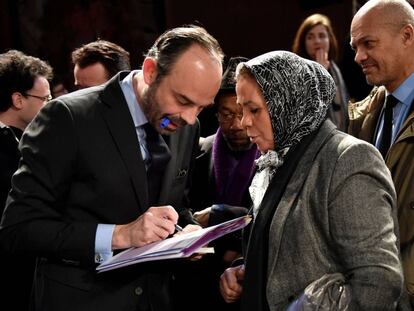 El primer ministro, Édouard Philippe, con la madre de un paracaidista francés y musulmán víctima de un ataque extremista en 2012 