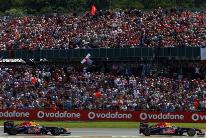 Los pilotos Sebastian Vettel y Mark Webber de Red Bull durante el Gran Premio de Silverstone, quedaron segundo y tercero respectivemente