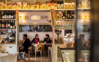 Comedor de Necci, uno de los restaurantes con más tirón del barrio del Pigneto, en Roma.