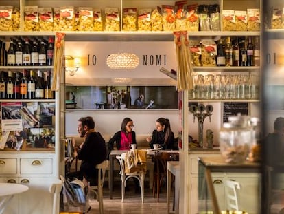 Comedor de Necci, uno de los restaurantes con más tirón del barrio del Pigneto, en Roma.