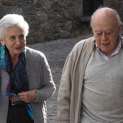 Marta Ferrusola, paseando con su marido, Jordi Pujol, en una imagen de archivo.