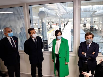 Díaz Ayuso, Pablo Casado, Enrique Ruíz Escudero y José Luis Martínez Almeida, en la inauguración del hospital Enfermera Isabel Zendal, aún sin pacientes ni equipo sanitario.