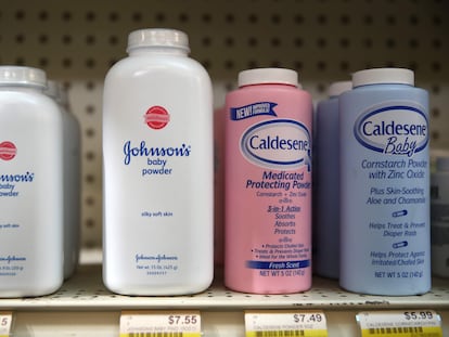 El polvo de talco para bebés de Johnson y Johnson en un estante en la Farmacia Jack's en San Anselmo, California.