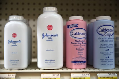 El polvo de talco para bebés de Johnson y Johnson en un estante en la Farmacia Jack's en San Anselmo, California.