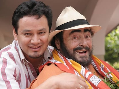 Edwin Tinoco y, a la derecha, el tenor Luciano Pavarotti.