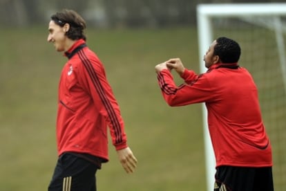 Ibrahimovic y Robinho, durante un entrenamiento del Milan.