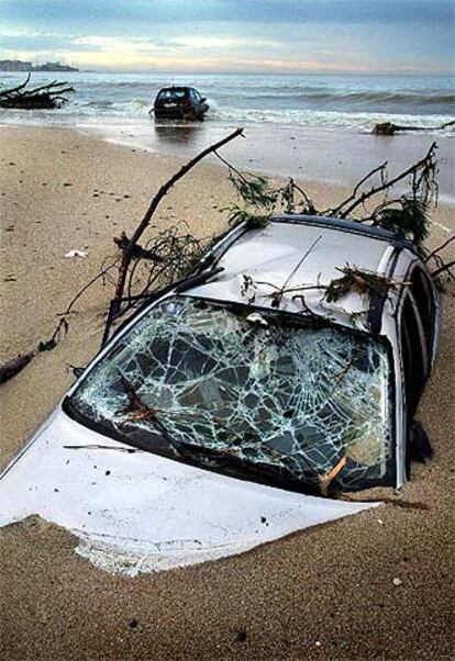 Dos coches arrastrados por las riadas hasta la playa de Sant Antoni de Calonge.