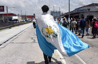 Un joven participa en una protesta contra el Presidente Jimmy Morales en Guatemala