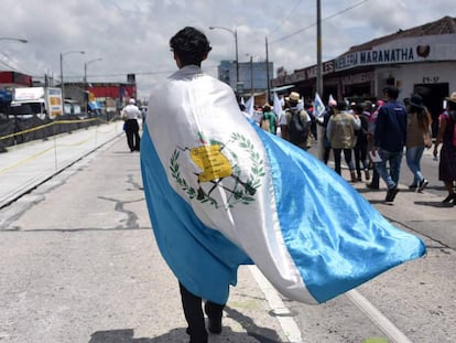 Un joven participa en una protesta contra el Presidente Jimmy Morales en Guatemala