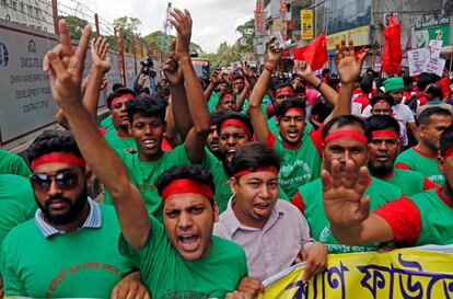 Varios trabajadores participan en una manifestación por el Primero de Mayo, este miércoles, en Dacca (Bangladés)
