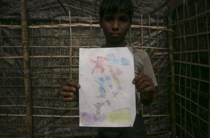 Nurul Haque, de 13 años de edad, muestra su dibujo en un espacio dedicado a los niños creado por las organizaciones CODEC y UNICEF, el 21 de septiembre de 2017 en Cox's Bazar, Bangladés. Su dibujo representa sus vivencias cuando huyó de su aldea; los militares disparando a la gente e incendiando hogares. Nurul vio como pisoteaban la garganta de su vecino de 5 años, y dispararon a gente que caminaba por la carretera.
