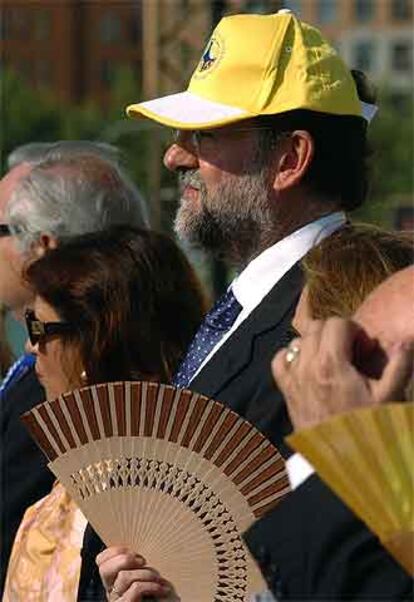 Mario Rajoy se protege del sol con una gorra del peregrino.