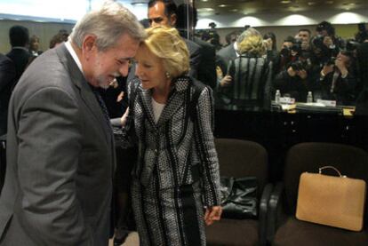 La vicepresidenta Elena Salgado, con el consejero de Economía de Madrid, Antonio Beteta.