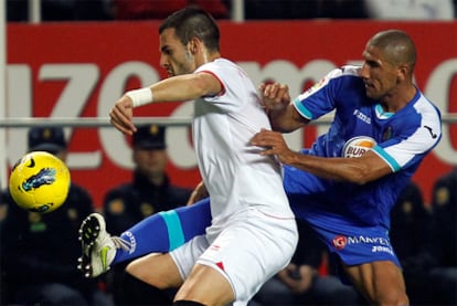 Negredo protege el balón ante Cata.