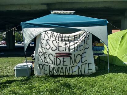 Carpa de la asociación De pie para la dignidad para pedir que se añadan más profesiones al programa de residencia.