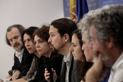 El líder de Unidos Podemos, Pablo Iglesias, en la comparecencia con otros diputados.