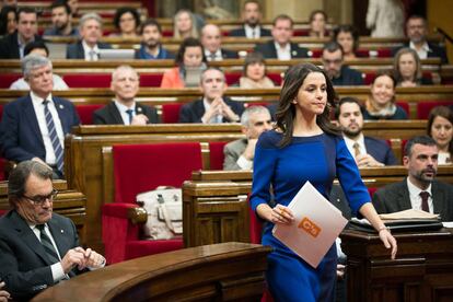 Inés Arrimadas, líder de Ciudadanos en Cataluña, antes de comenzar su intervención en el Parlament.