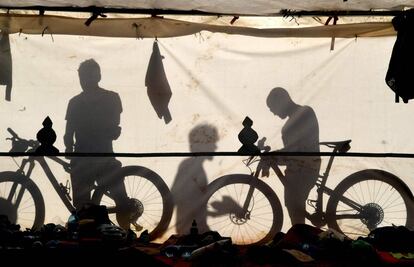 Los competidores revisan sus bicicletas en el campamento después del final de la Etapa 3, el 1 de mayo de 2018.