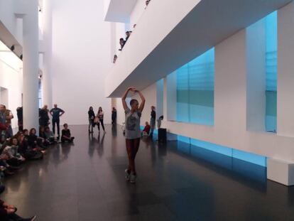 La bailarina Raphaélle Delaunay, en el Macba, ayer sábado.