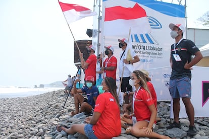 La delegación indonesia durante las rondas eliminatorias en los ISA Surf City World Surfing Games. El atleta Rio Waida es uno de los que surfearán en Tokio 2021.