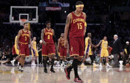 Los jugadores de los Cavaliers, cabizbajos, salen de la cancha para un tiempo muerto.