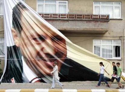 Un cartel gigante con la imagen del primer ministro, Recep Tayyip Erdogan, en una calle de la localidad de Sakarya.