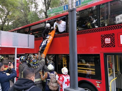 Bomberos bajan a un pasajero herido tras el impacto entre un autobús y un Metrobús, en Paseo de la Reforma, en Ciudad de México.